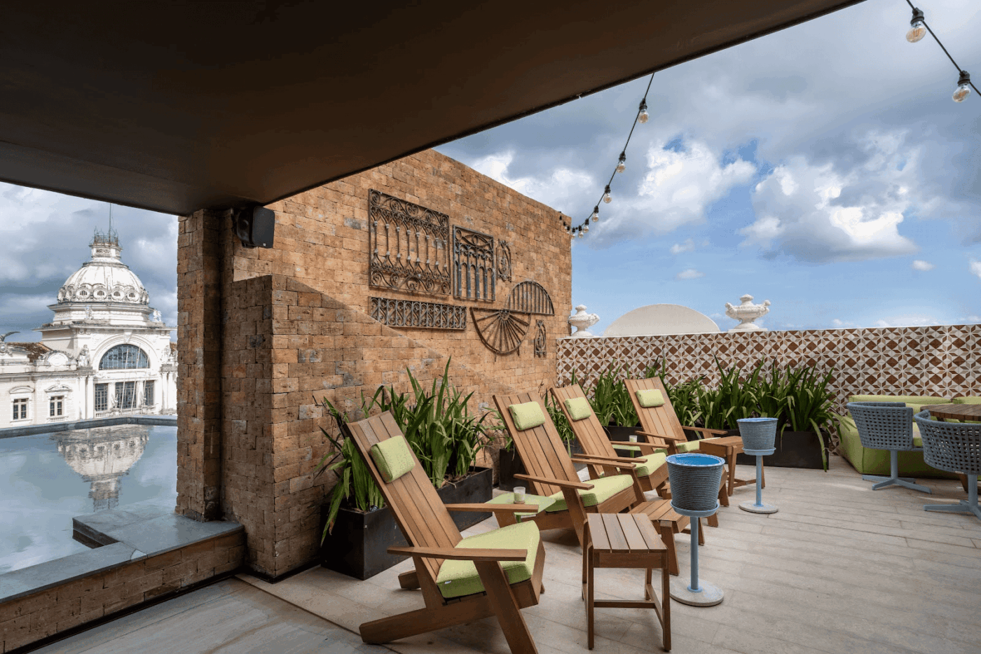 Tidelli cria rooftop e instala cadeiras gigantes no Centro Histórico de Salvador