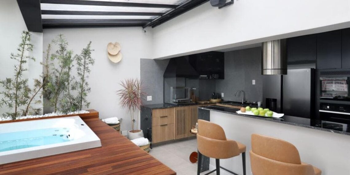 Nesta cobertura, o arquiteto Bruno Moraes projetou um telhado com estrutura em serralheria que abre e fecha quando necessário. Assim, o morador pode desfrutar o espaço mesmo em dias frios | Projeto BMA Studio | Foto: Mariana Orsi