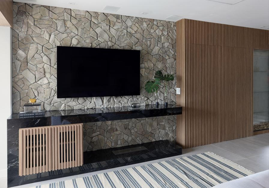 Varanda com spa e área gourmet transformam projeto de cobertura
