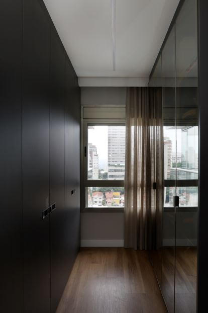 Varanda com spa e área gourmet transformam projeto de cobertura