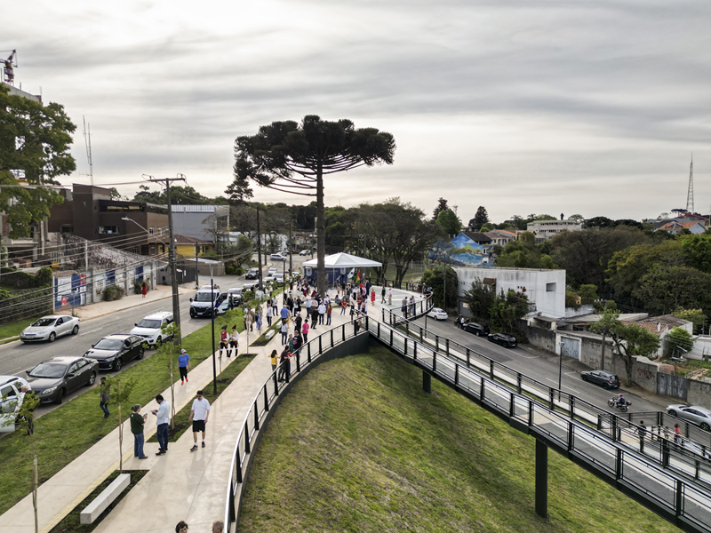 Praça de Barcelona transforma paisagem de Curitiba com vista para a Serra do Mar