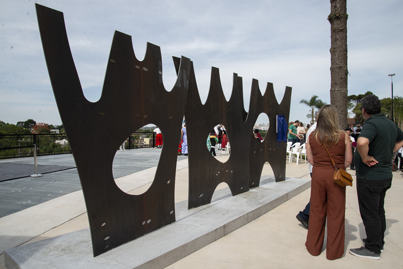 Praça de Barcelona transforma paisagem de Curitiba com vista para a Serra do Mar