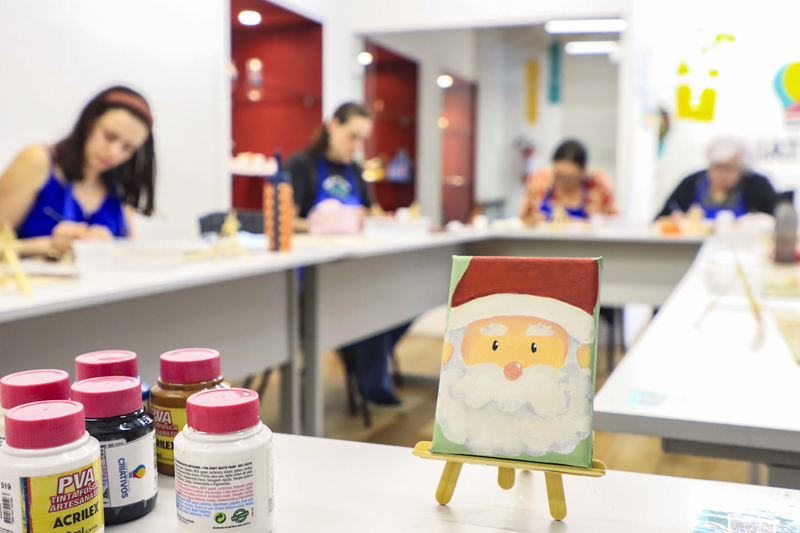 Do traço ao mercado: Liceu de Ofícios Criativos ensina artesanato natalino para gerar renda