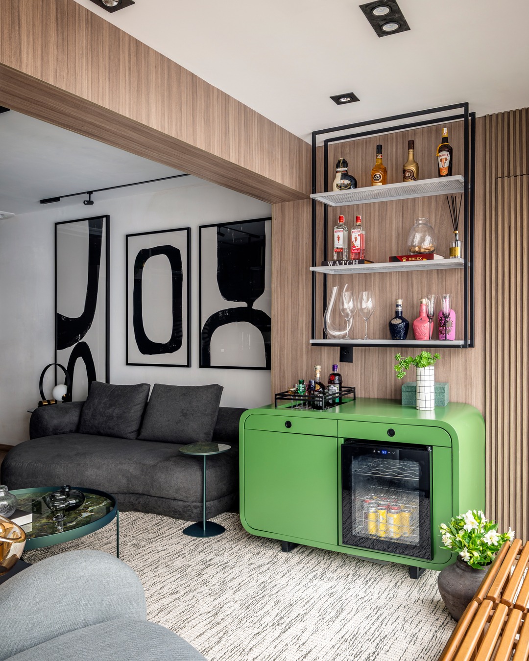 Apartamento de 40 m² em Moema ganha projeto inteligente com marcenaria sob medida