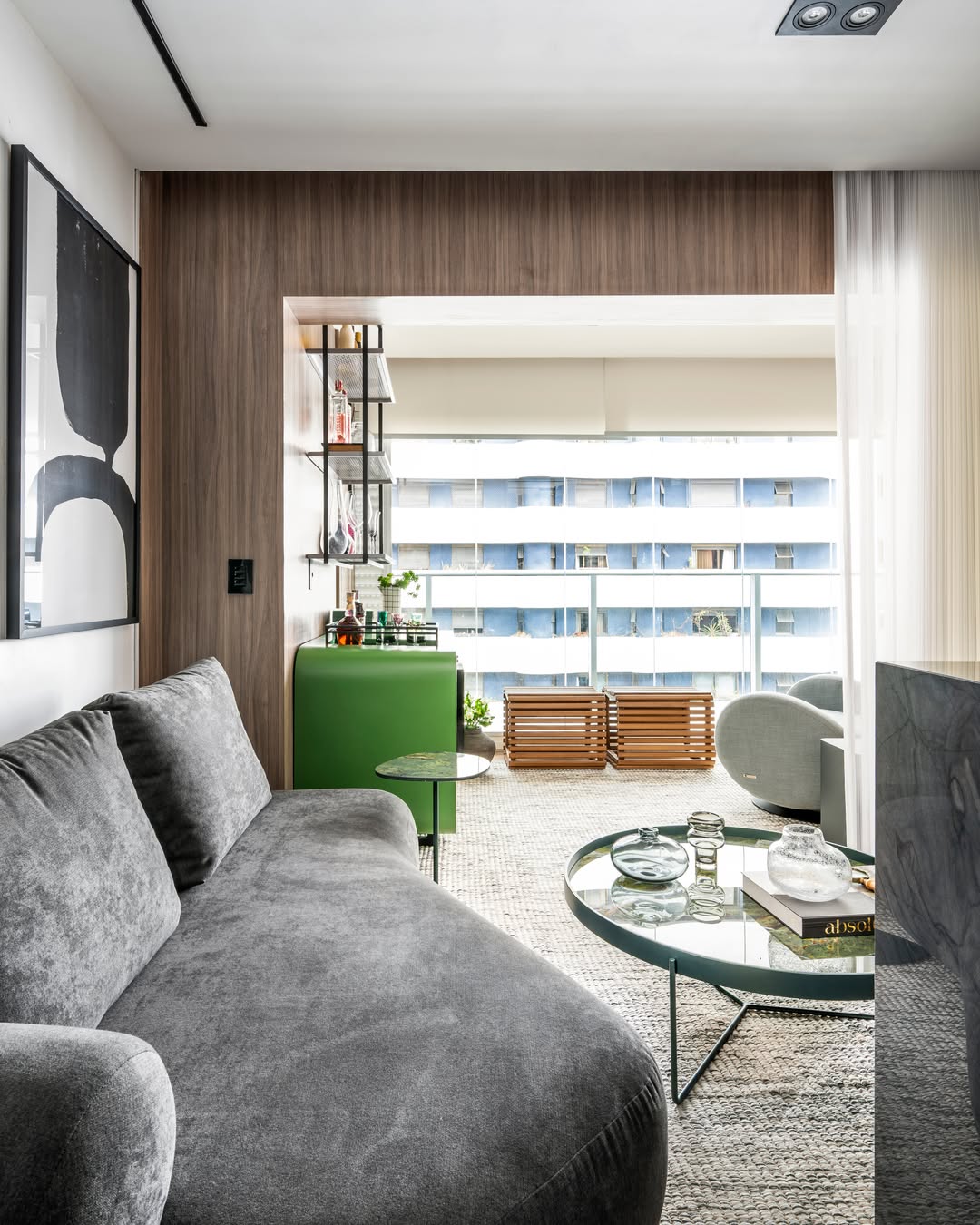 Apartamento de 40 m² em Moema ganha projeto inteligente com marcenaria sob medida