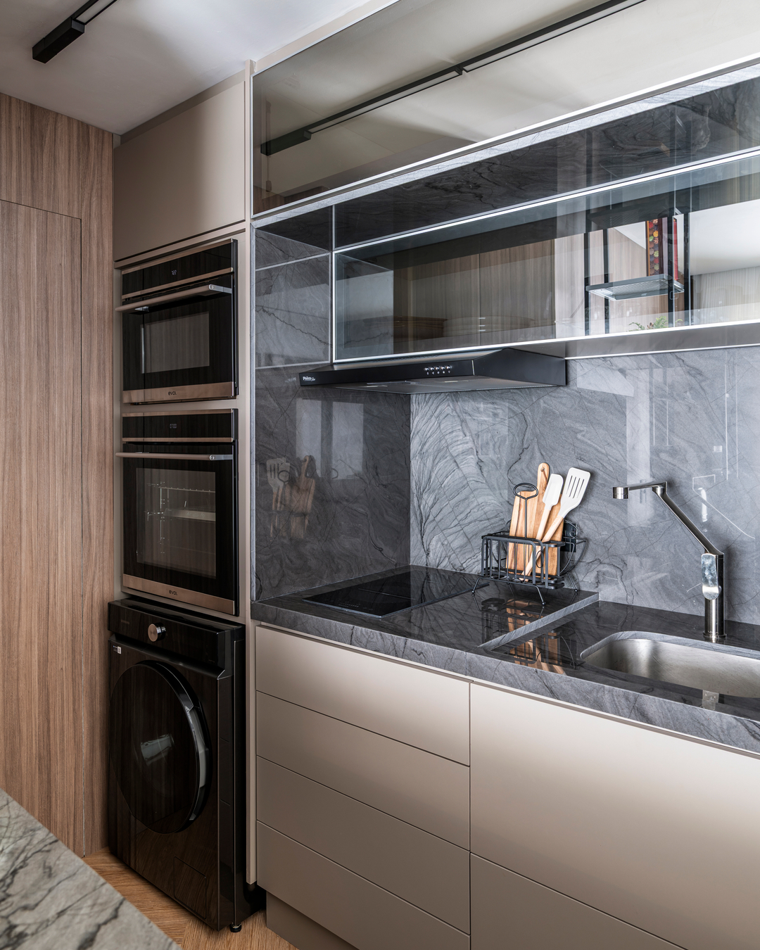 Apartamento de 40 m² em Moema ganha projeto inteligente com marcenaria sob medida