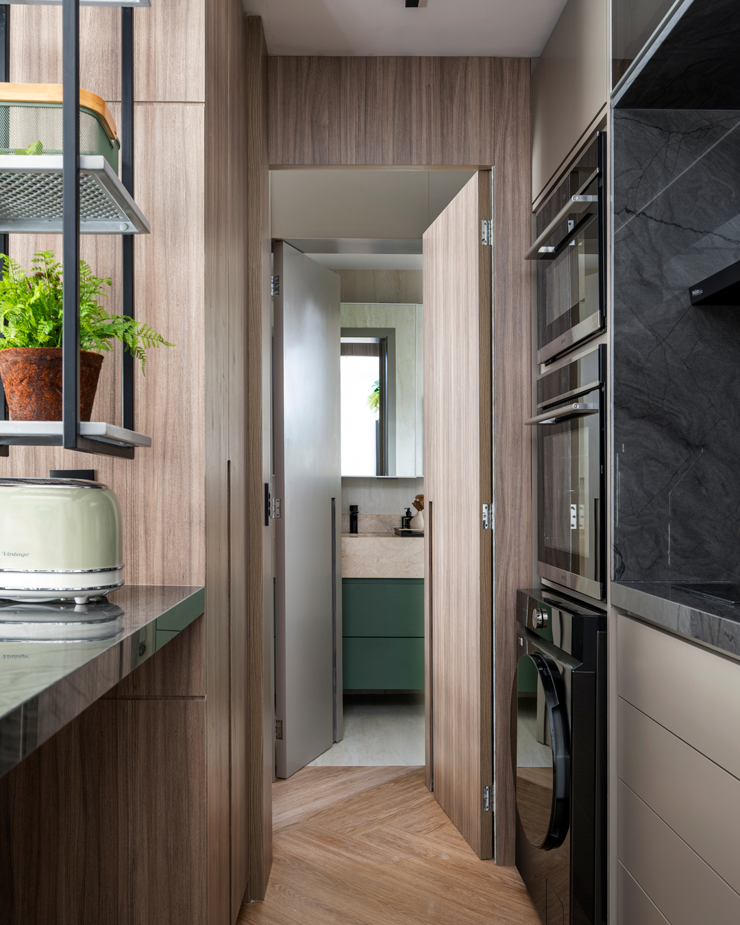 Apartamento de 40 m² em Moema ganha projeto inteligente com marcenaria sob medida