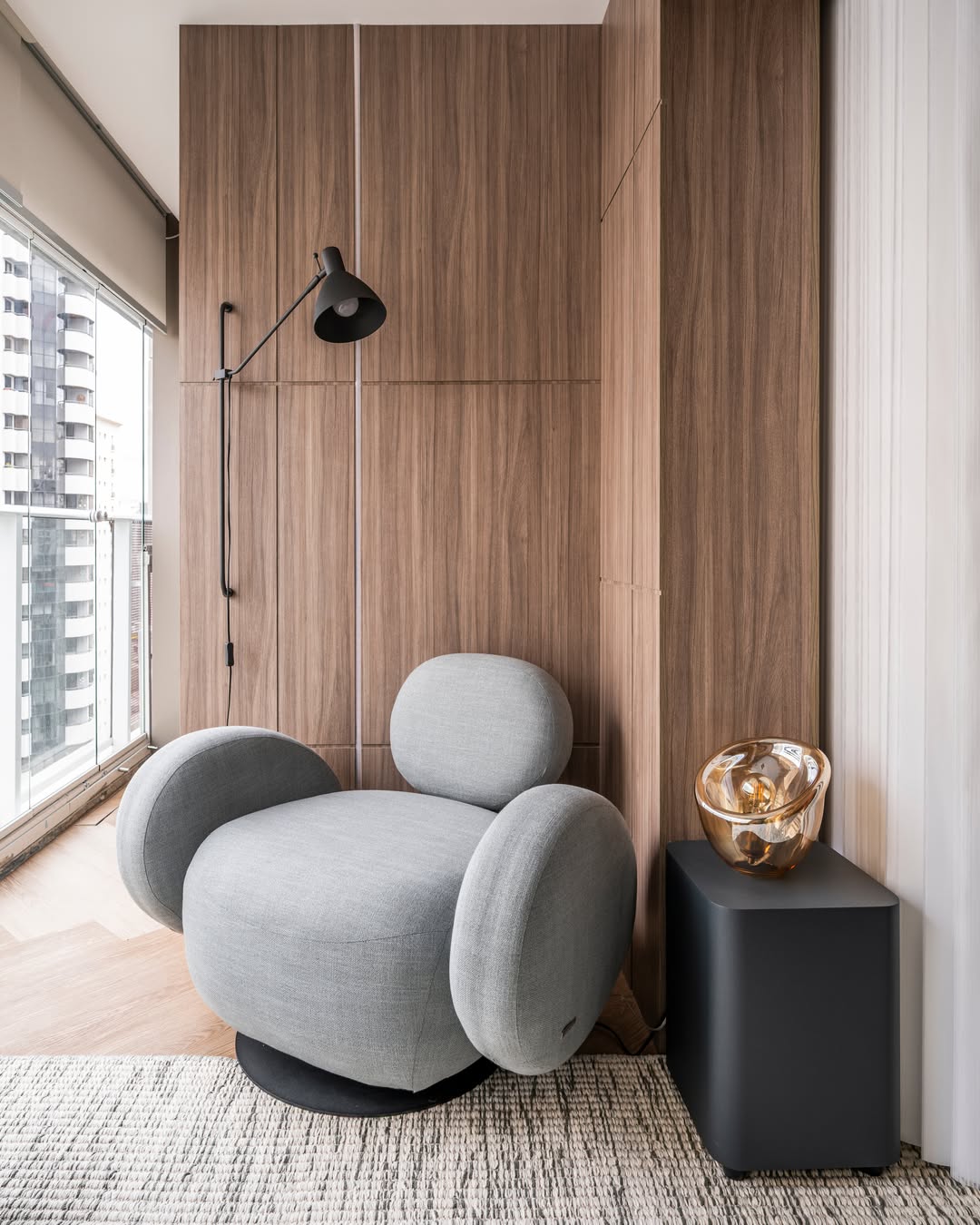 Apartamento de 40 m² em Moema ganha projeto inteligente com marcenaria sob medida