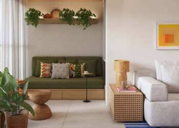 Bases neutras sempre nos permitem brincar com objetos e acessórios coloridos, que vão dando vida e movimento aos ambientes e expressando a identidade do morador ao longo do tempo | Imagem: amma.estudio