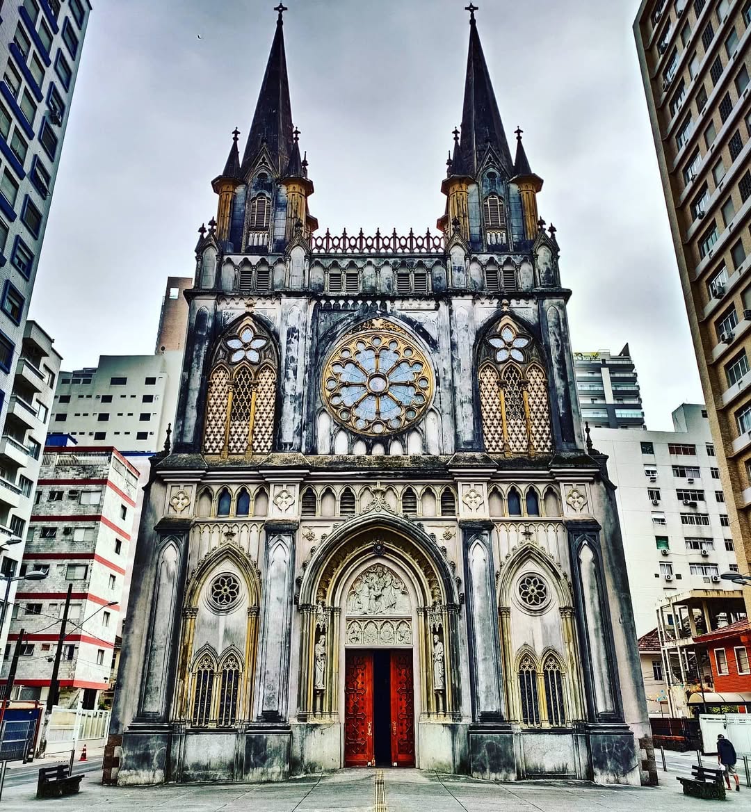 Arquitetura neogótica: origem, legado e os monumentos que mantêm viva sua verticalidade dramática