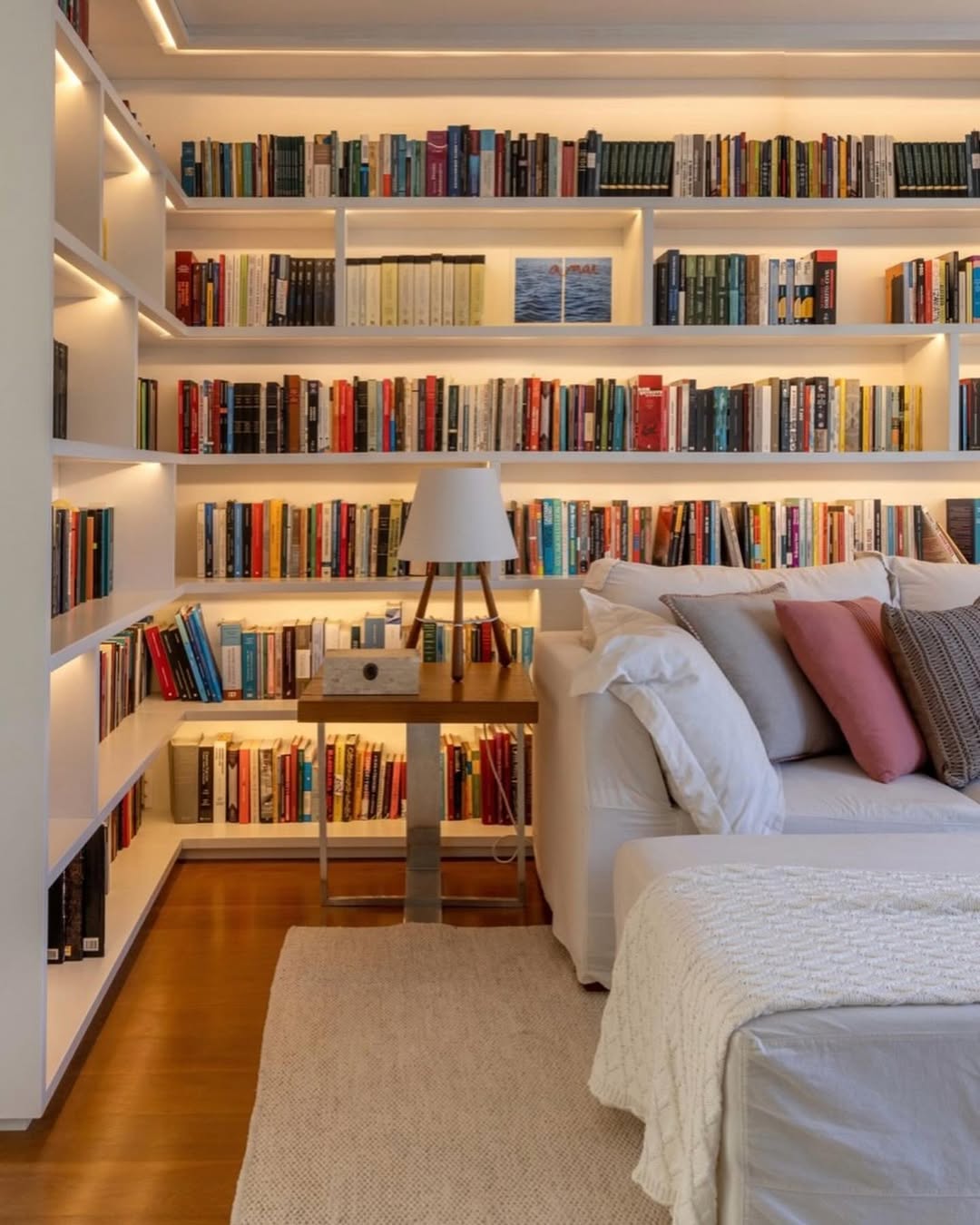 Biblioteca em casa: como criar um refúgio de leitura com estética e aconchego