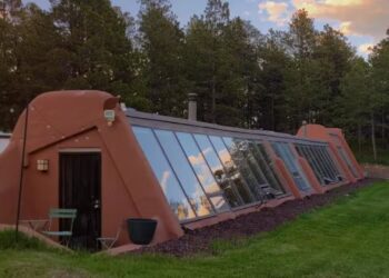 Casa sustentável no deserto encanta mais de 325 mil pessoas com estética terrosa, plantas e alma própria