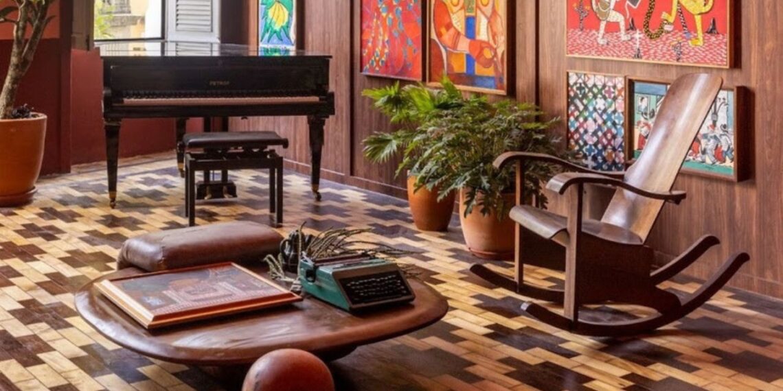 Ambiente assinado pela arquiteta Cecília Lemos para a Casacor PE 2025, com paleta de cores quentes que dialogam com a cultura local