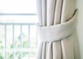 Como escolher cortinas certas para cada cômodo, da sala ao banheiro, sem comprometer luz nem privacidade