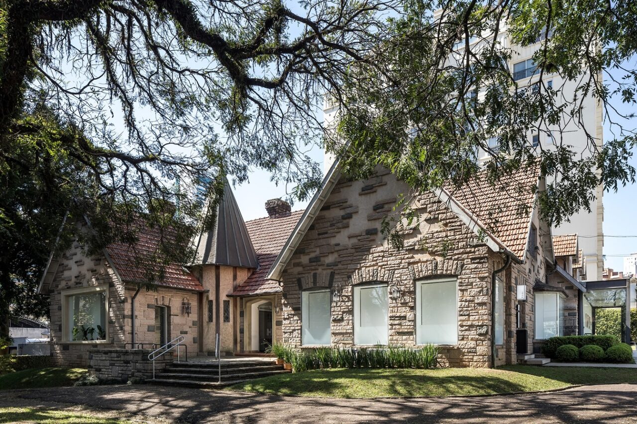 A casa em Curitiba que se tornou símbolo da “arquitetura do encontro”