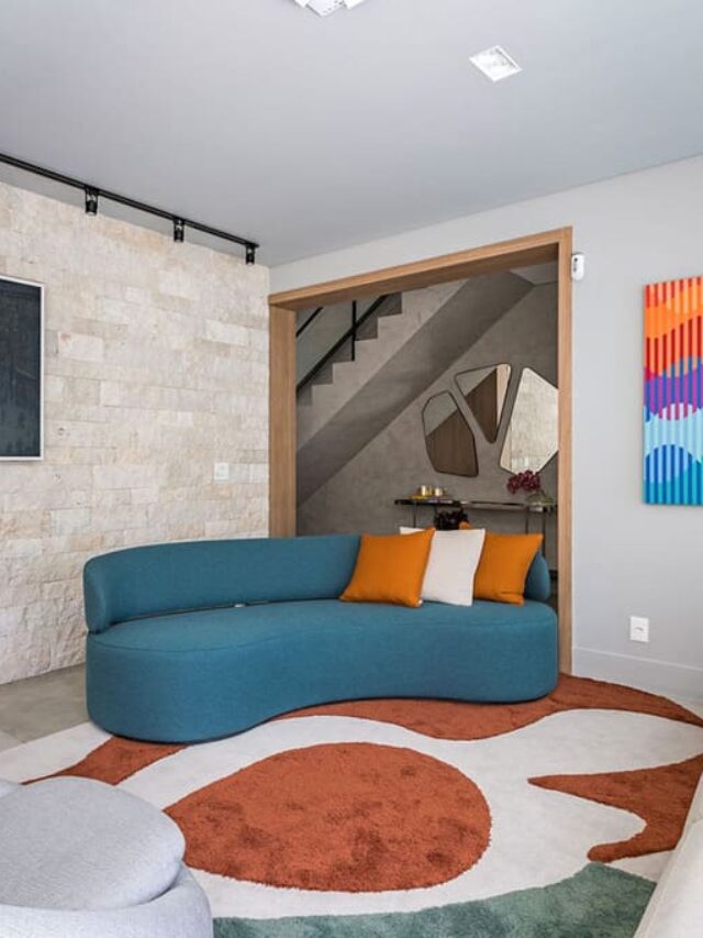 Sofás coloridos ganham destaque nos projetos de interiores e viram tendência