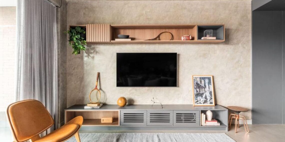 Nesta sala de estar executada pelo arquiteto Bruno Moraes, os tons de cinza definem seu charme ao unir concreto aparente, tecidos macios, detalhes metálicos, marcenaria imponente e o porcelanato do piso, todos dentro da mesma família cromática | Projeto BMA Studio | Foto: Guilherme Pucci