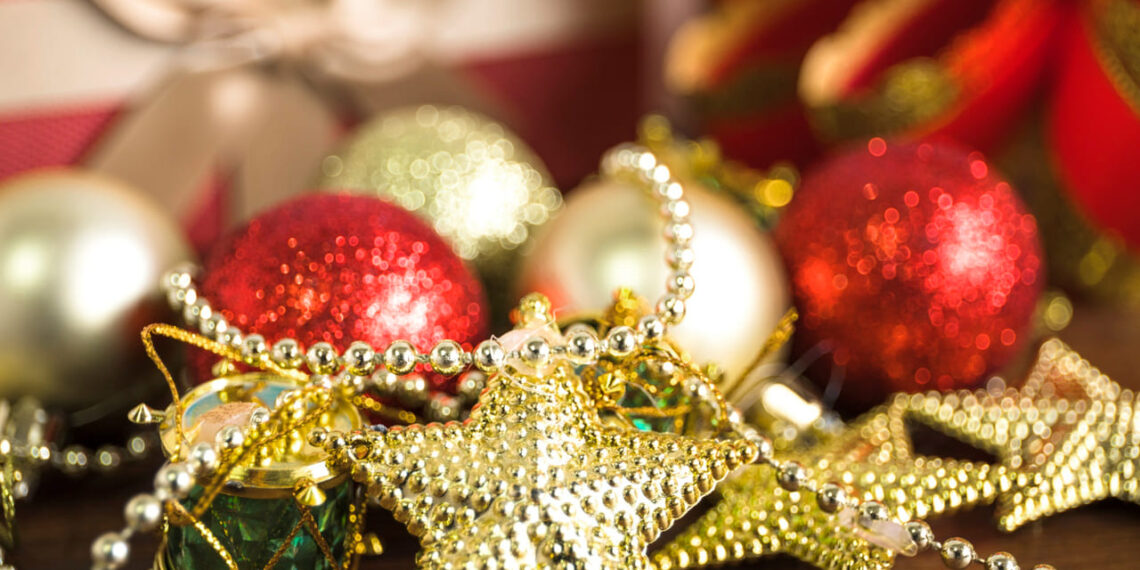 Tendências de Enfeites Natalinos 2025: elegância, luz suave e afeto na decoração