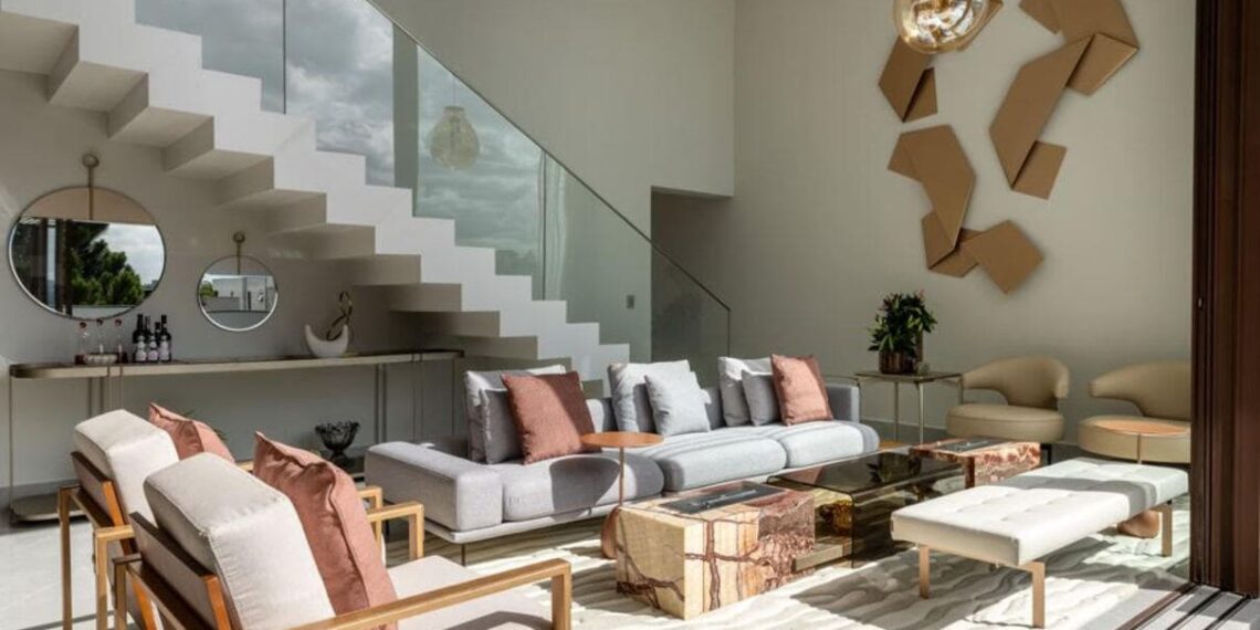 O famoso vão da escada deve ser deixado de lado? A resposta é não: neste projeto do Meneghisso & Pasquotto Arquitetura, os arquitetos planejaram o espaço com espelho, mobiliário e virou um apoio de bar em casa | Foto: JP Image