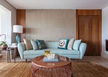 A composição desse estar é um exemplo do equilíbrio de estampas no ambiente: na sala de estar assinada pelas arquitetas Paula Passos e Danielle Dantas, as almofadas foram as escolhidas. Com diferentes padrões, estão em perfeita sintonia| Projeto Dantas & Passos Arquitetura | Foto: Maura Mello
