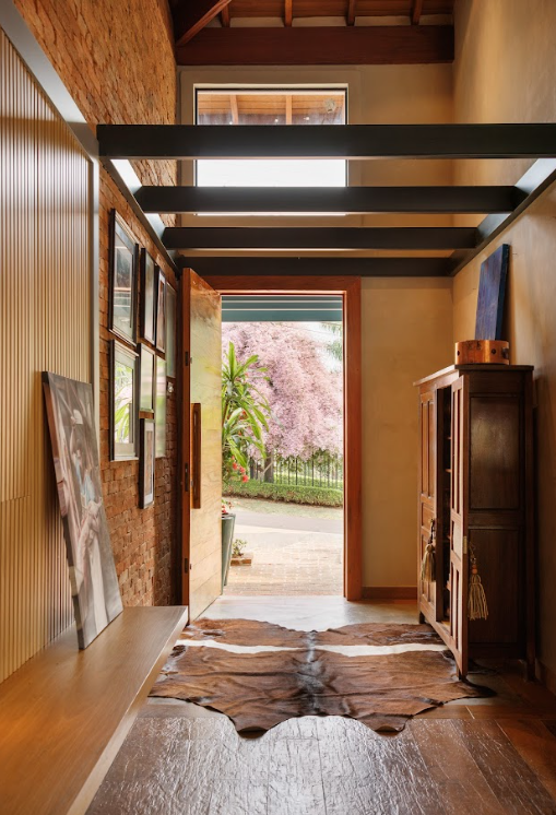 Juliana Fabrizzi assina reforma que transforma área externa em espaço para receber com charme e funcionalidade