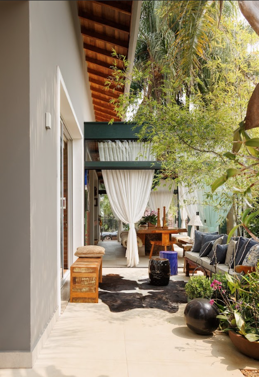 Juliana Fabrizzi assina reforma que transforma área externa em espaço para receber com charme e funcionalidade