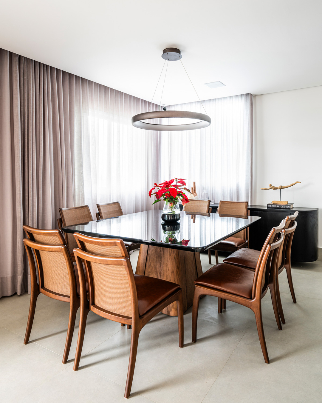 Triplex contemporâneo une conforto, tecnologia e arte em projeto sofisticado