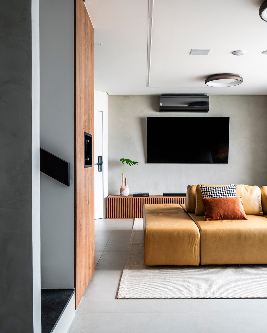 Triplex contemporâneo une conforto, tecnologia e arte em projeto sofisticado