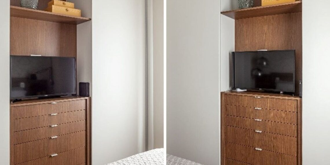 Nesse projeto de dormitório realizado pela arquiteta Cristiane Schiavoni, o armário projetado para um casal de jovens tem um desenho de marcenaria proporcional para comportar o vestuário em todas as medidas e maneiras de guardar, contando também com um espaço para a TV e prateleiras que recebem objetos decorativos e caixas organizadoras | Fotos: Carlos Piratininga