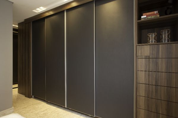 Quais as medidas ideias para o armário de roupas no dormitório?