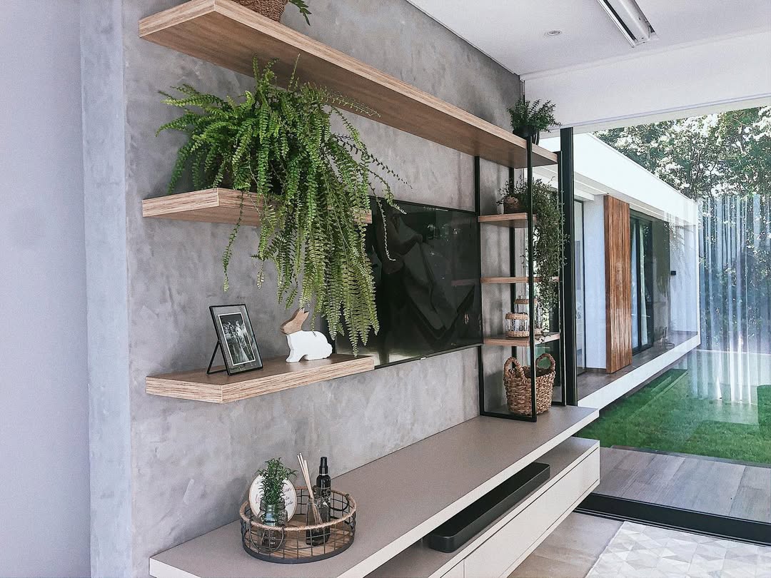 Cimento queimado na parede da sala transforma o ambiente com elegância contemporânea