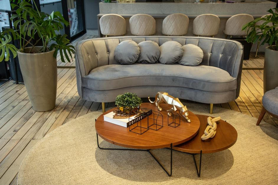 Limpeza de sofá de tecido: o passo a passo para renovar o estofado sem danificar o material