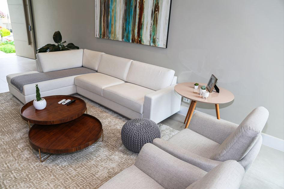 Móveis estofados: como o tecido certo muda completamente a leitura do ambiente