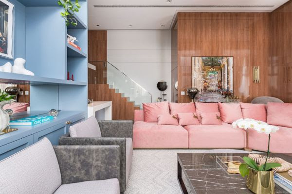 Sofá colorido na sala de estar? A resposta é sim!