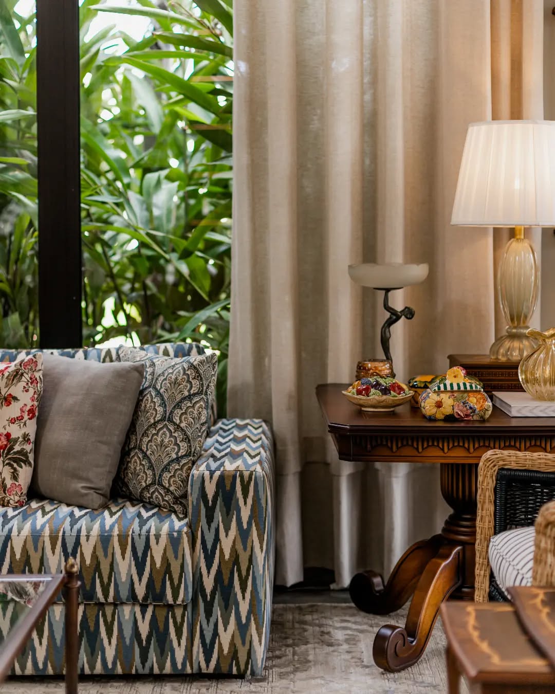 Sofá estampado: o toque ousado que faltava para renovar sua sala