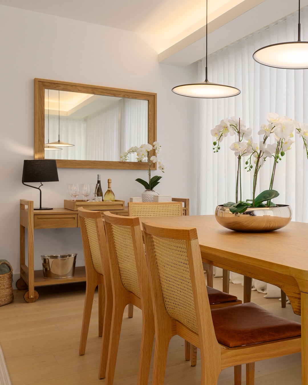 Apartamento em Lisboa exala leveza com décor clean e materiais naturais