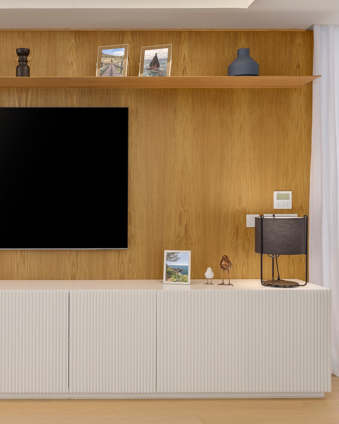 Apartamento em Lisboa exala leveza com décor clean e materiais naturais