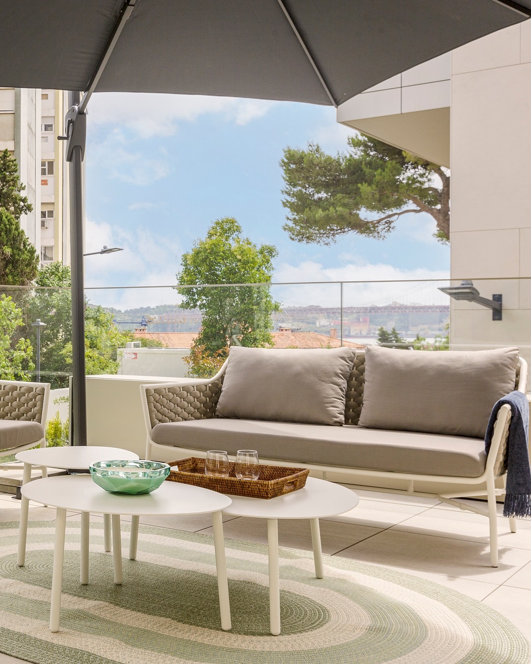 Apartamento em Lisboa exala leveza com décor clean e materiais naturais