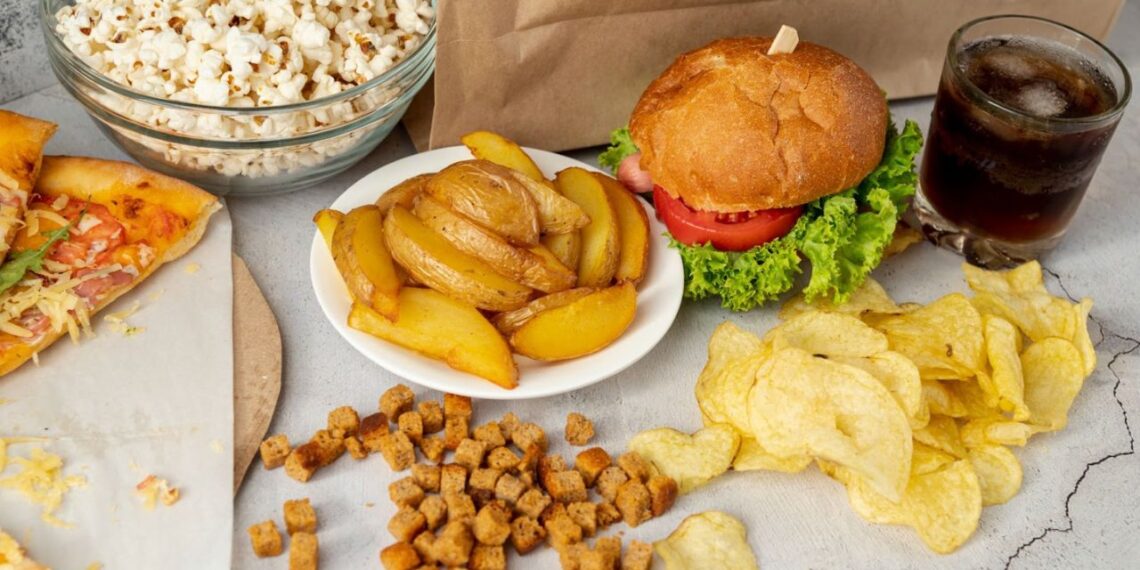 Especialista aponta 5 alimentos que mais atraem baratas