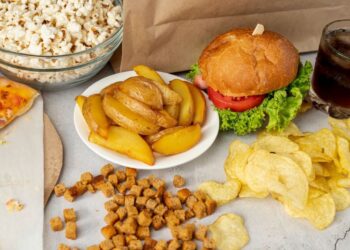 Especialista aponta 5 alimentos que mais atraem baratas
