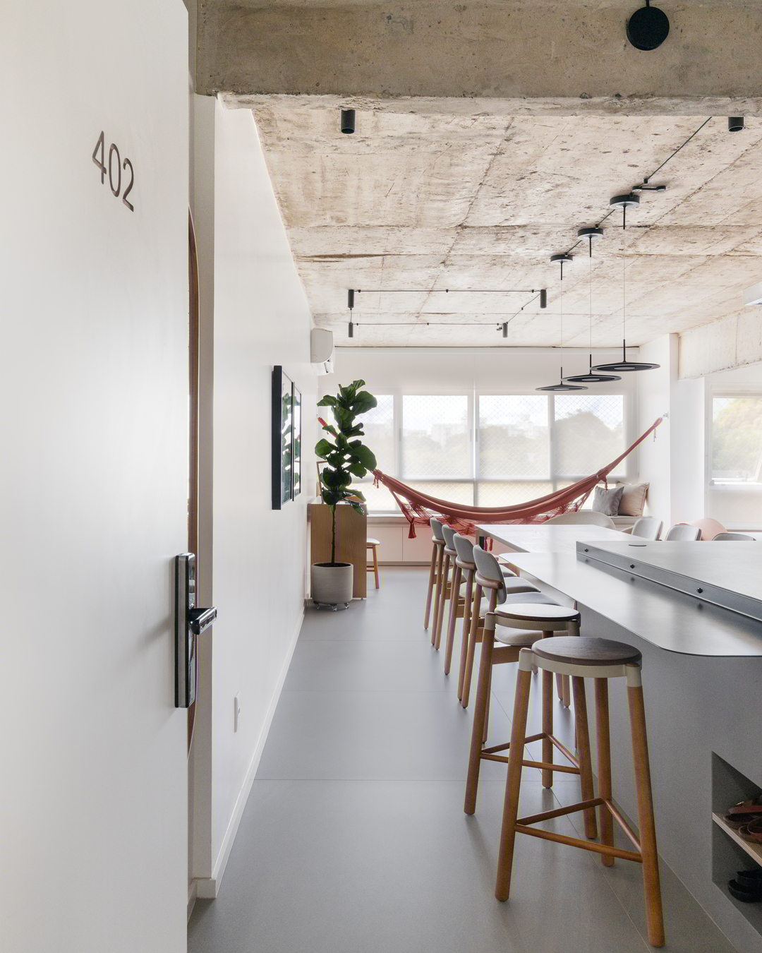 Apartamento em Brasília ganha reforma ousada e valoriza área social como espaço de convivência