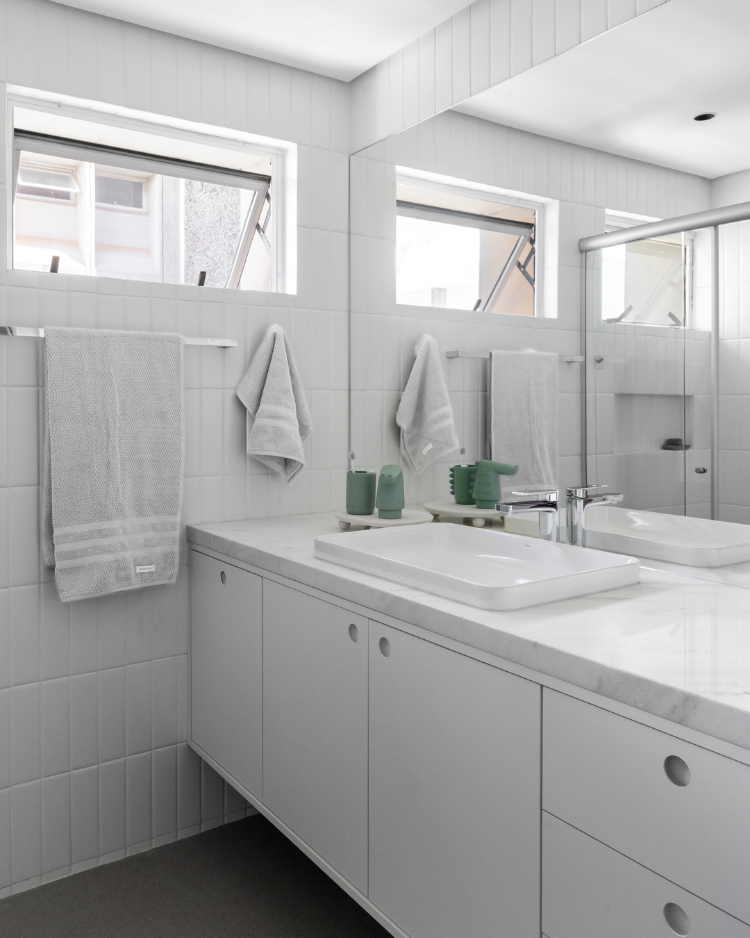 Apartamento em Brasília ganha reforma ousada e valoriza área social como espaço de convivência