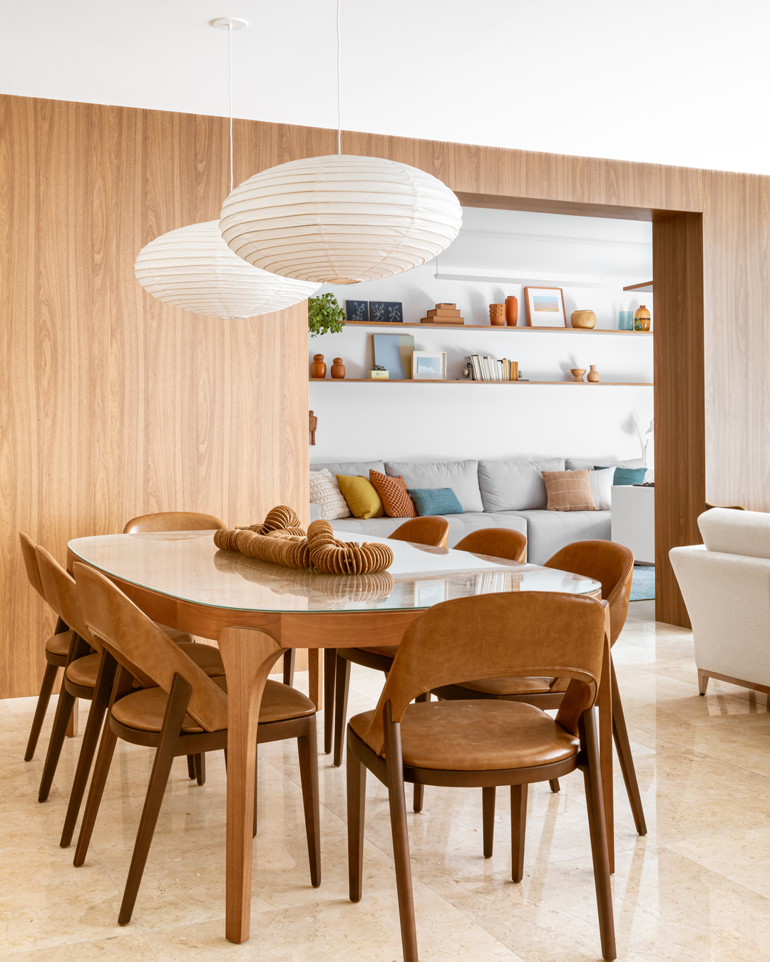 Apartamento em Copacabana é repaginado com clima de casa de praia e sofisticação atemporal