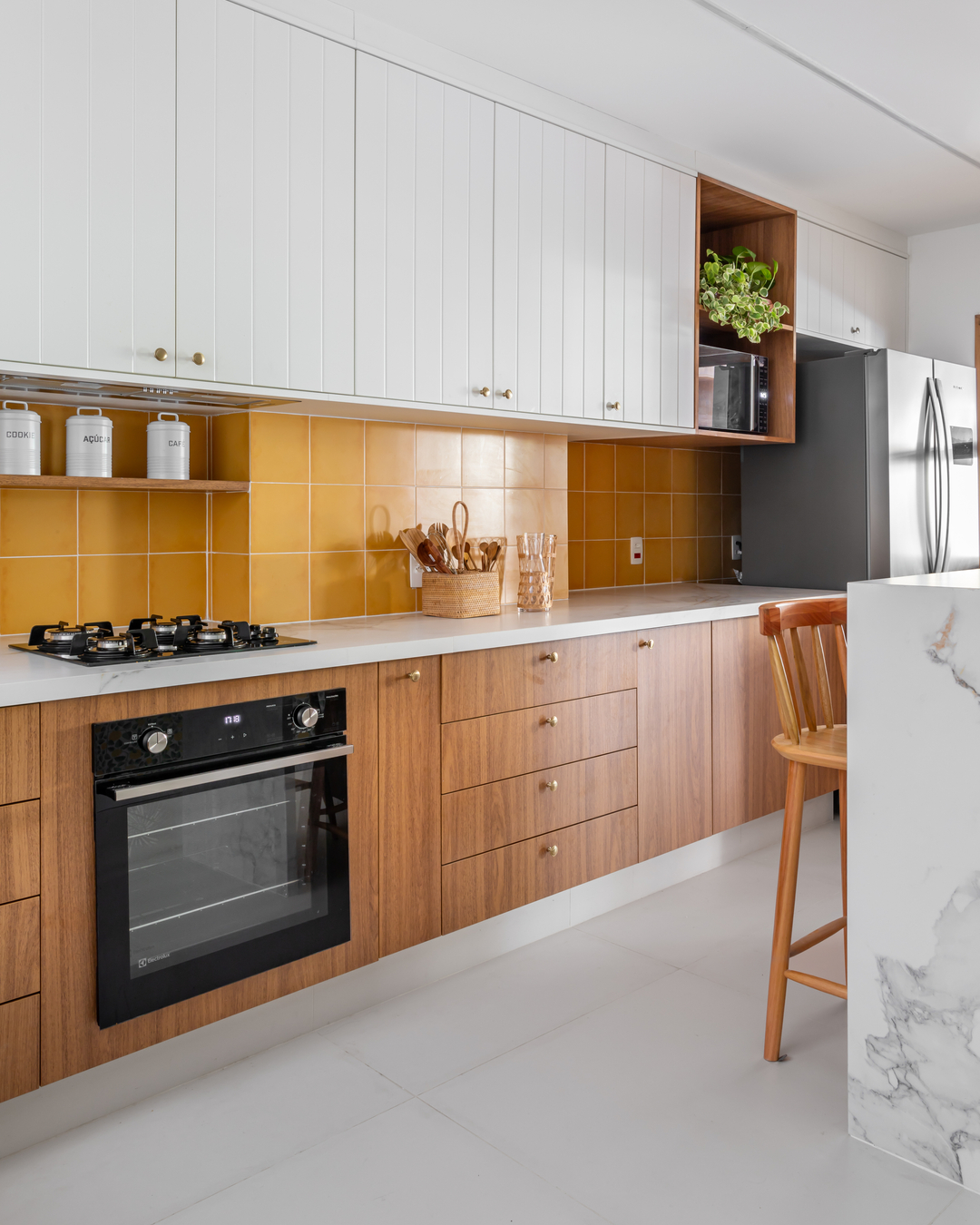 Apartamento em Copacabana é repaginado com clima de casa de praia e sofisticação atemporal