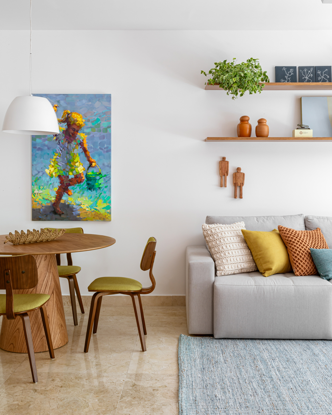 Apartamento em Copacabana é repaginado com clima de casa de praia e sofisticação atemporal