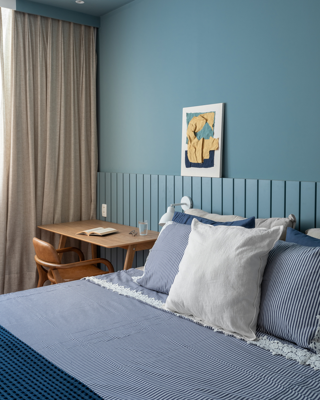 Apartamento em Copacabana é repaginado com clima de casa de praia e sofisticação atemporal