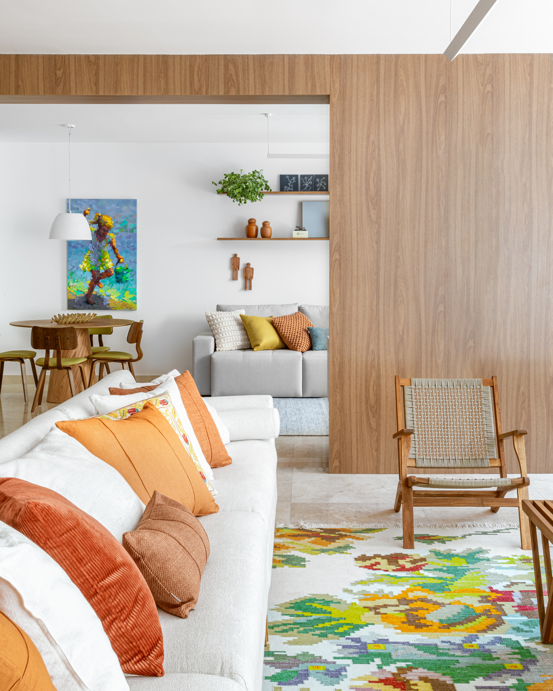 Apartamento em Copacabana é repaginado com clima de casa de praia e sofisticação atemporal