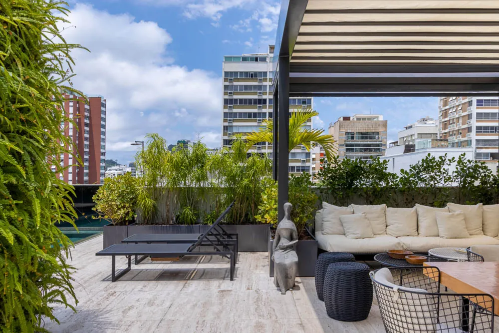 Como aumentar a durabilidade dos móveis na área externa mesmo sob sol e chuva