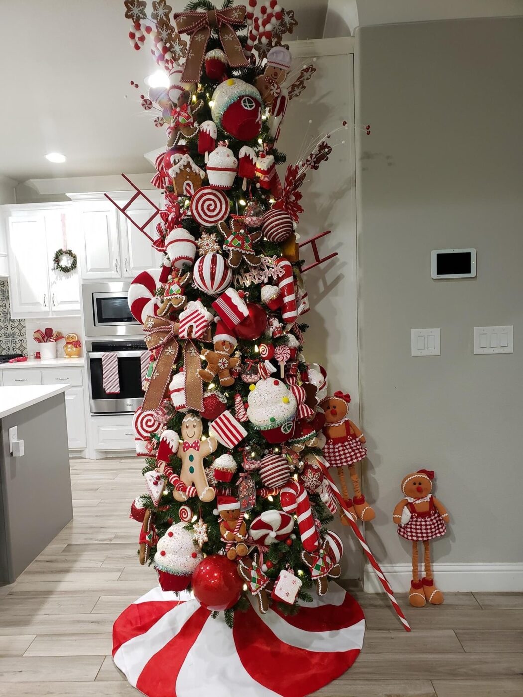 Árvore de Natal Slim: a escolha ideal para decorar com estilo em espaços pequenos