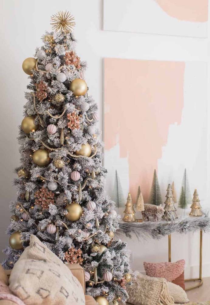 Árvore de Natal Slim: a escolha ideal para decorar com estilo em espaços pequenos